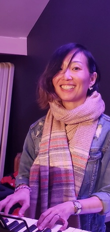 Anita Tong souriante au clavier lors d'une performance en direct