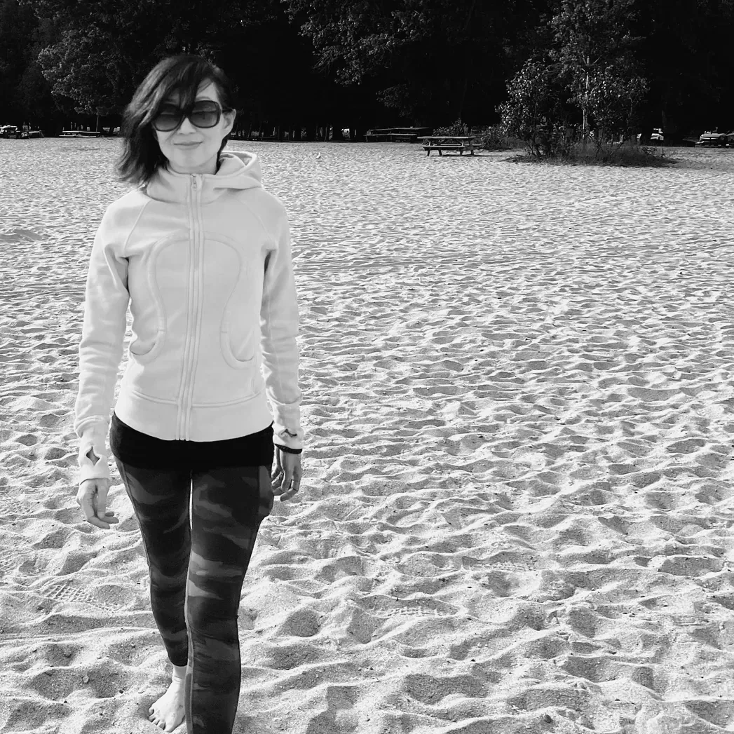 Anita Tong marchant sur le sable vers l’objectif